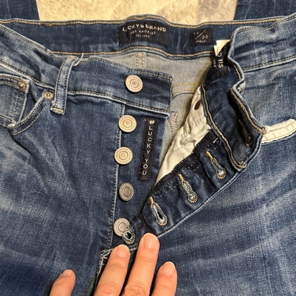 665. Lucky Brand Women's blue button mid rise, skinny ankle Jeans size 30